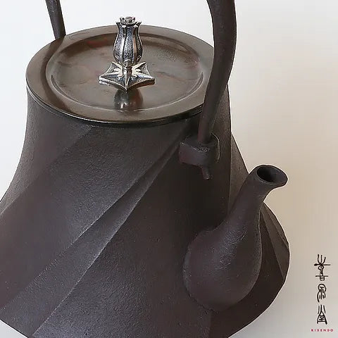 喜泉堂 泉春 富士形螺旋文鉄瓶
